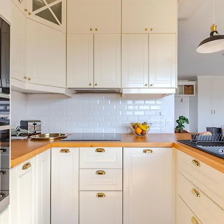 Apartment For 4 Pers - 15 Min From Airport & Center - Balcony - Pv Parking