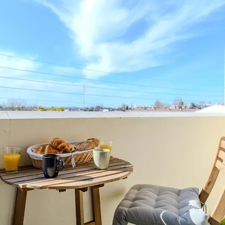 Apartment For 4 Pers - 15 Min From Airport & Center - Balcony - Pv Parking *
