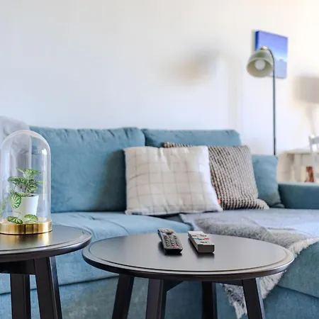 Apartment For 4 Pers - 15 Min From Airport & Center - Balcony - Pv Parking *