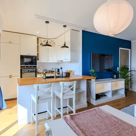 Apartment For 4 Pers - 15 Min From Airport & Center - Balcony - Pv Parking